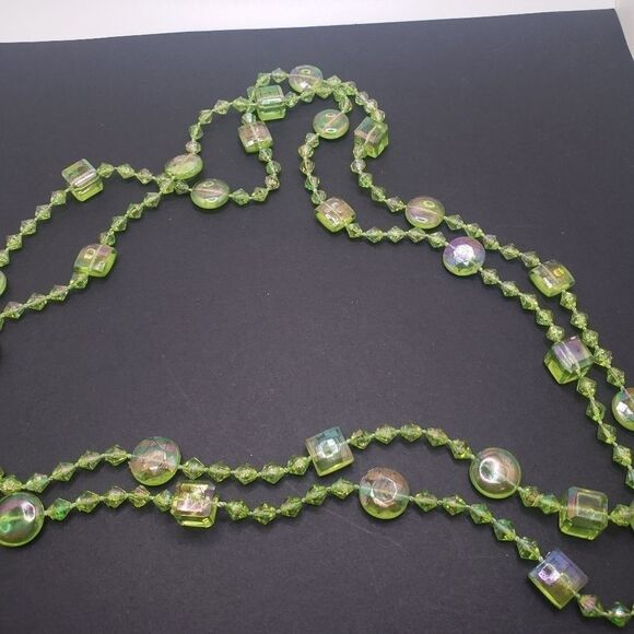 IRIDESCENT Long green beaded necklace 52" - Picture 2 of 3